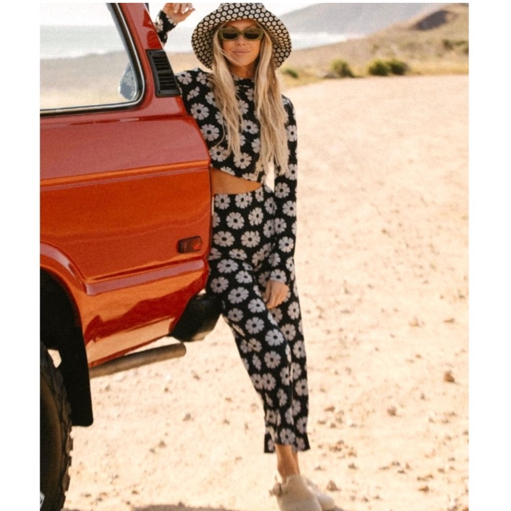 BILLABONG | retro vibe daisy floral‎ KEEP IT STRAIGHT HIGH-WAISTED KNIT PANTS